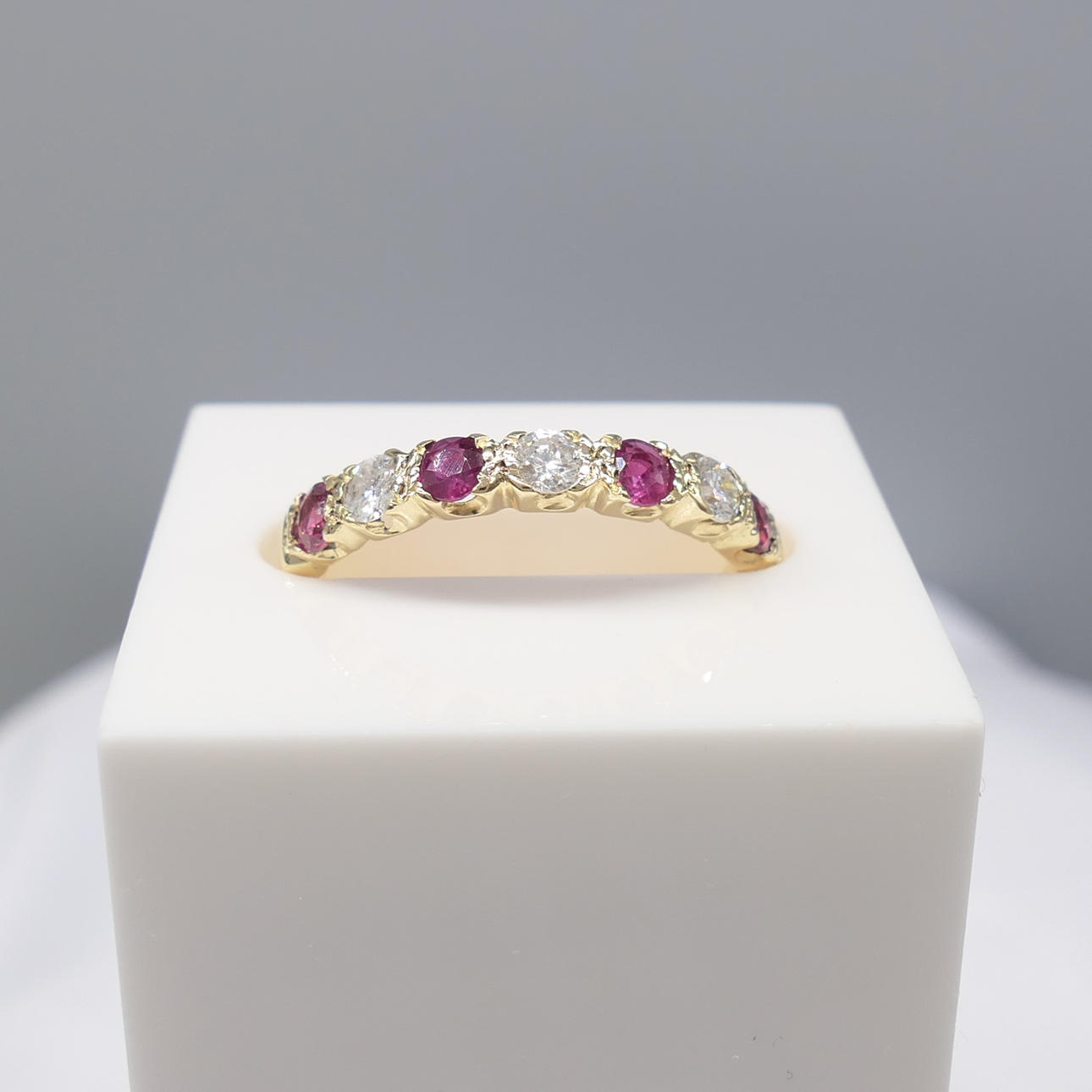 RUBY & DIAMOND dress ring. Jewellery & Gemstones - Rings - Auctionet