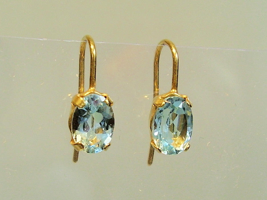 BLÅ TOPAS ÖRHÄNGEN, gult guld, 8 karat.