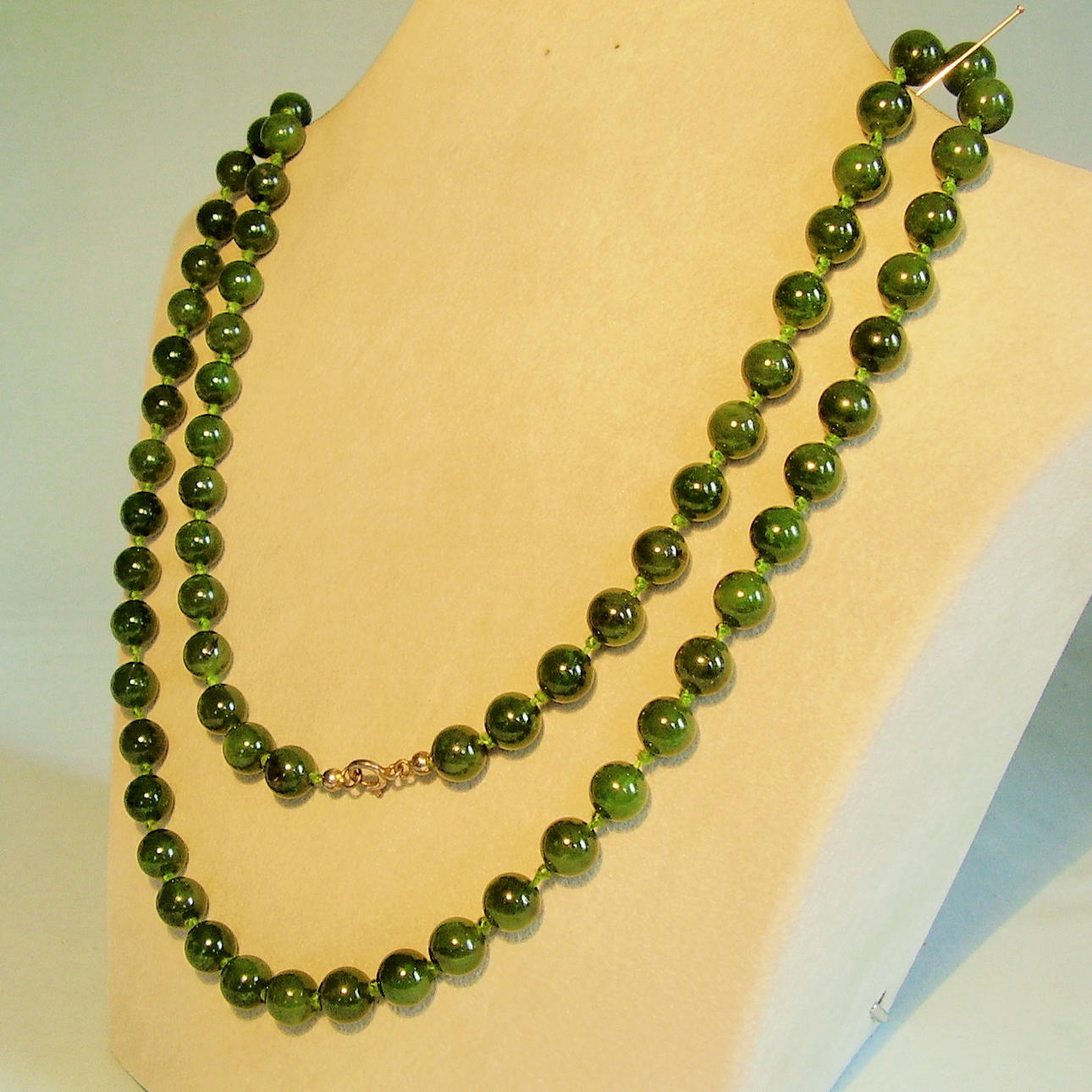 Jade halsband skogsgrön, 75 cm.