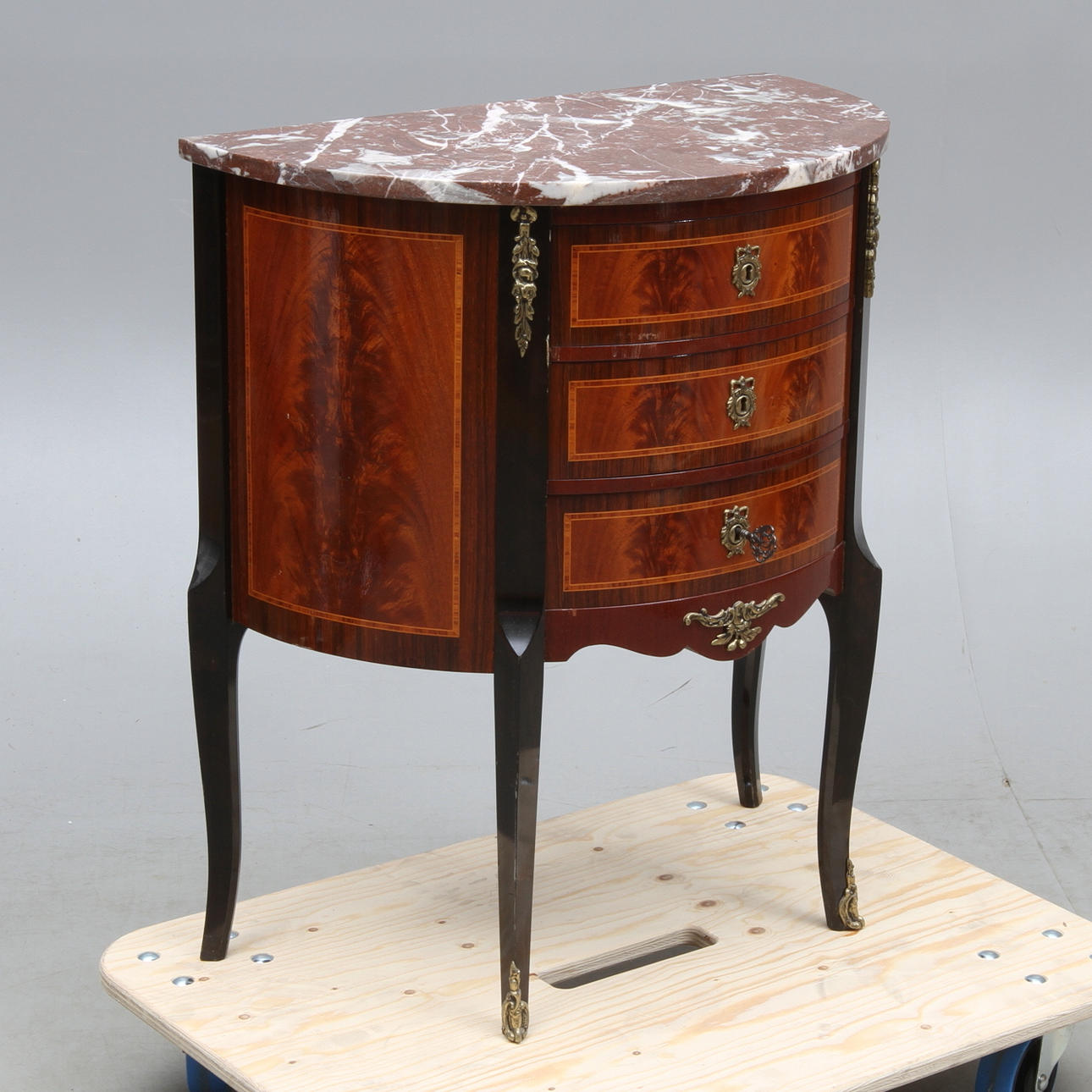 BYRÅ med stenskiva, gustaviansk stil, 1900-tal.