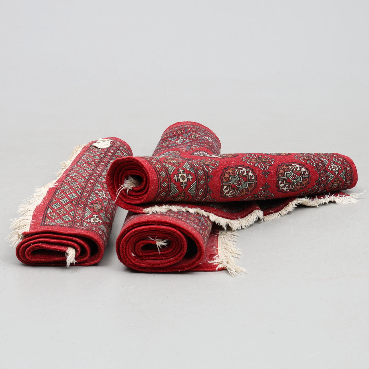 Orientaliska mattor, 3 st. Bochara, varav en signerad. Mattor & Textil ...