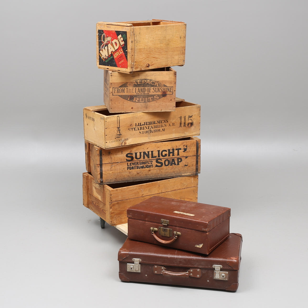 TRÄLÅDOR, 5 st samt RESVÄSKOR, 2 st, 1900-talets första hälft.