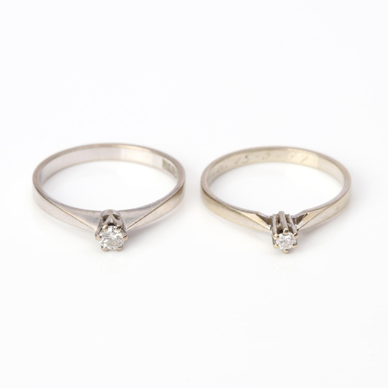 SINGLE RINGS, TWO PCS. 18k white gold with brilliant cut diamonds ...
