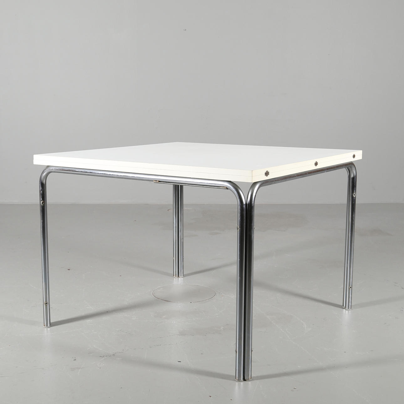 BORD, stålrör, laminat, modern tillverkning.