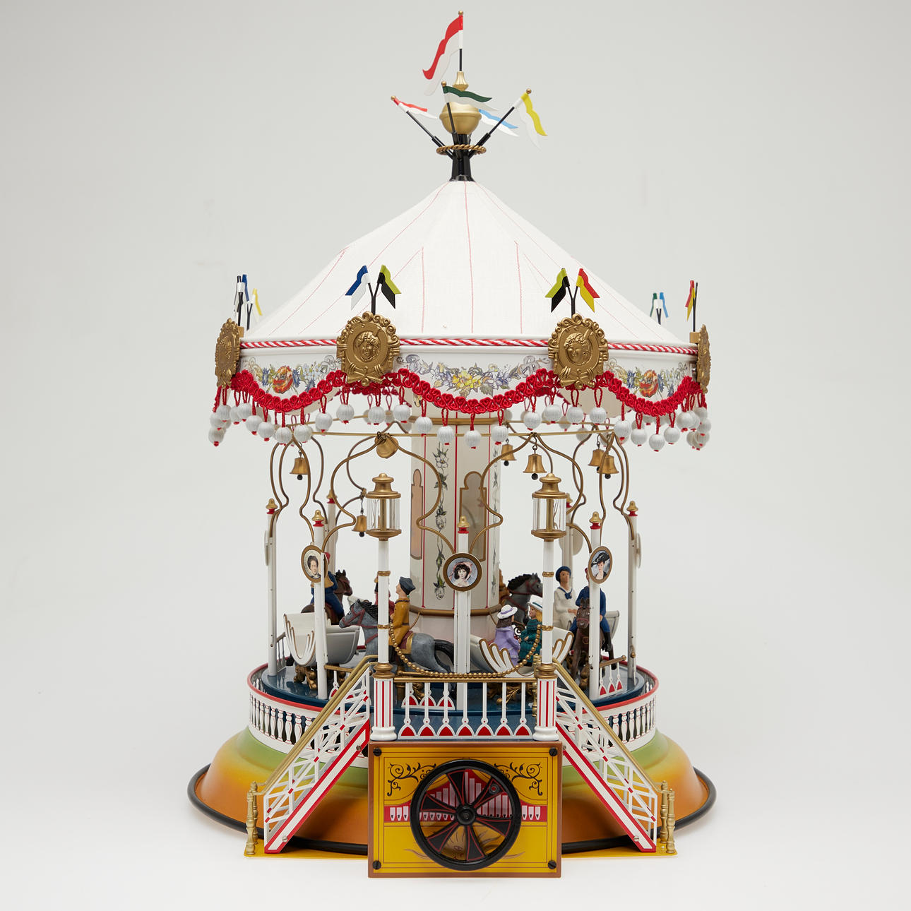 MÄRKLIN, carousel 16121 with figures.