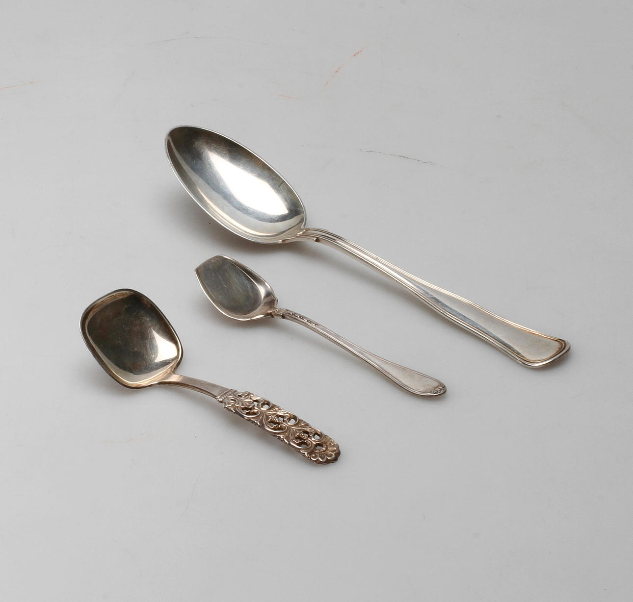 SKEDAR, 3 st silver, bland annat av Johannes Siggaard, Köpenhamn, 1900-tal. Vikt ca. 111,7g.