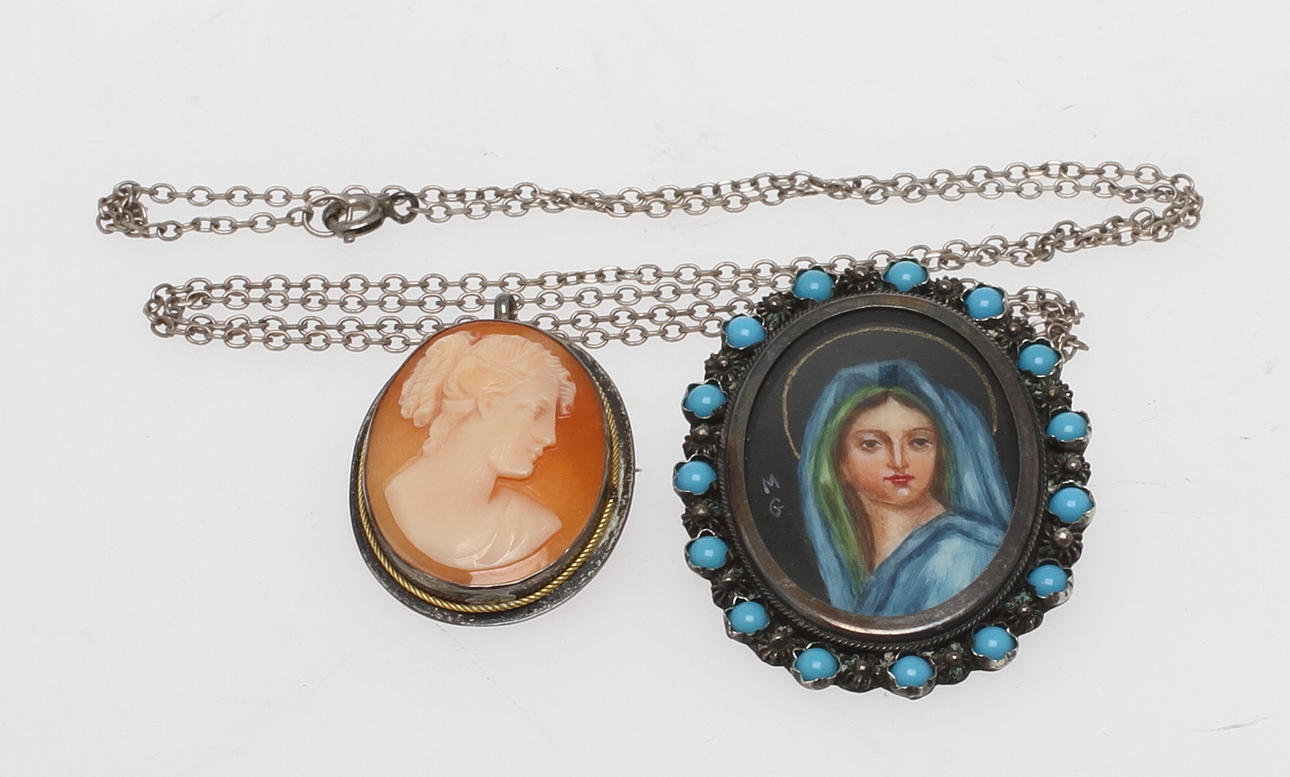 BROSCHER/HÄNGEN 2st silver med camé samt miniatyrmålning.