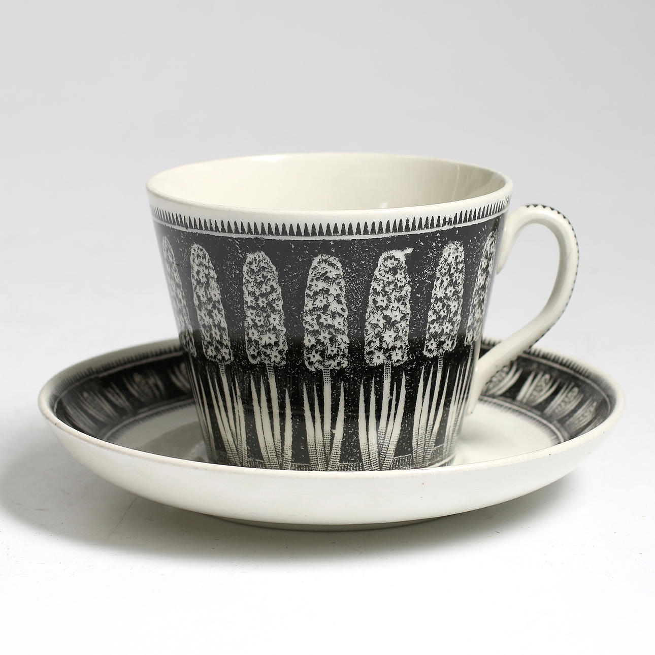 TEKOPP med FAT, flintgods, "Svart Hyacint", Arthur Percy, Gefle Porslinsfabrik, 1900-talets första hälft.