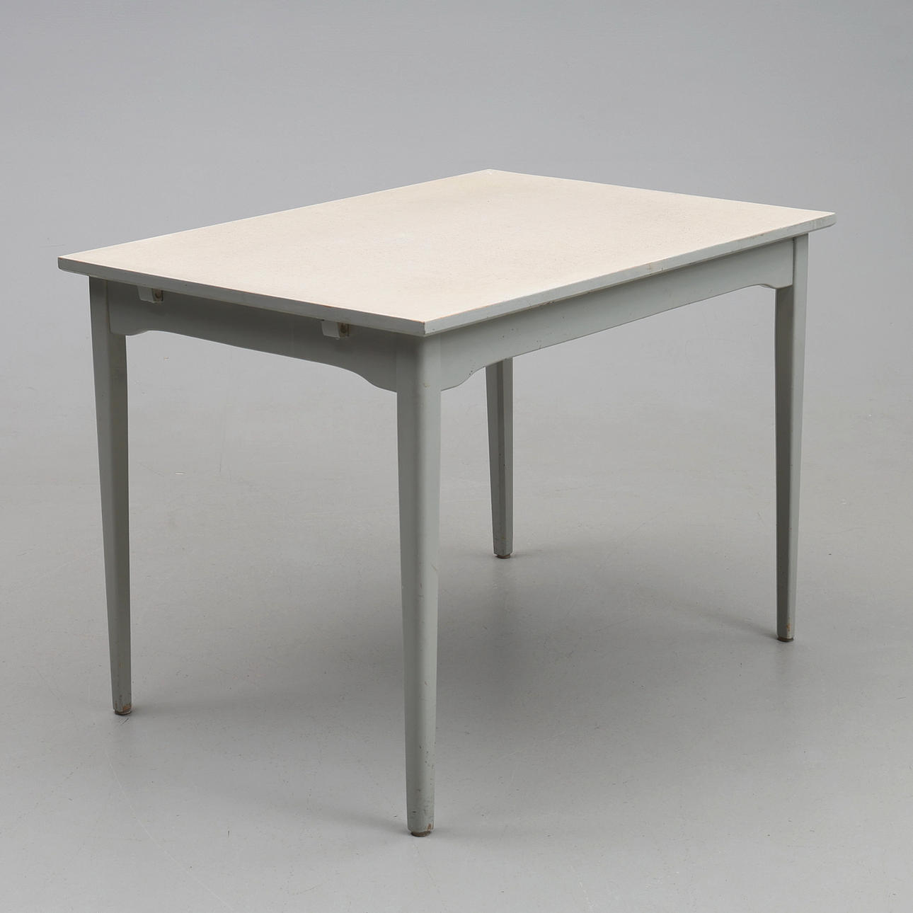 A 1960s' jumble 'dining table. Furniture - Tables - Auctionet