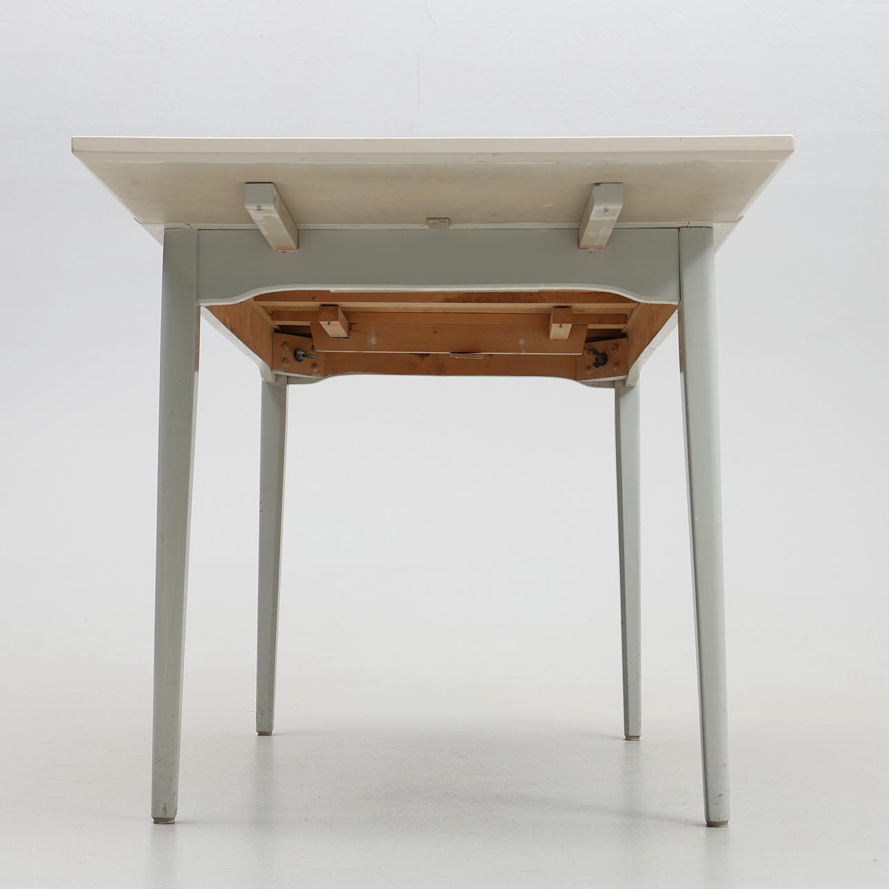 A 1960s' jumble 'dining table. Furniture - Tables - Auctionet
