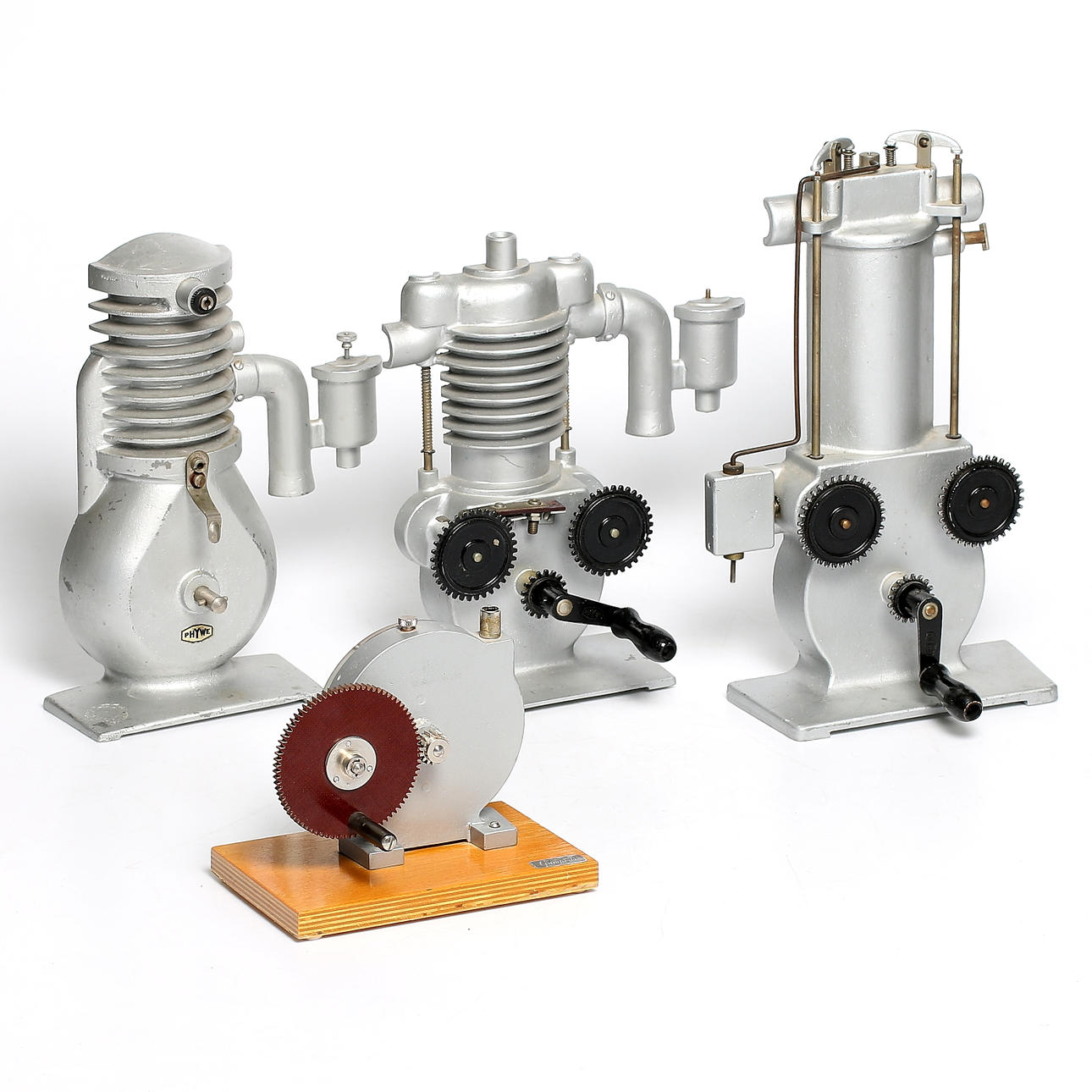 MODELLMOTORER, 4 st, genomskuren modeller för undervisning, bl.a. Phywe, omkring 1900-talets mitt.