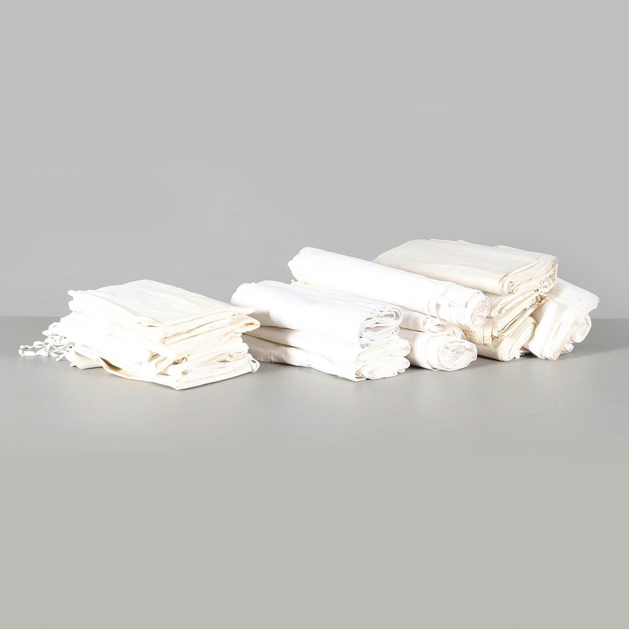 PARTI SÄNGLINNE, 27 delar, lakan och örngott, olika modeller.