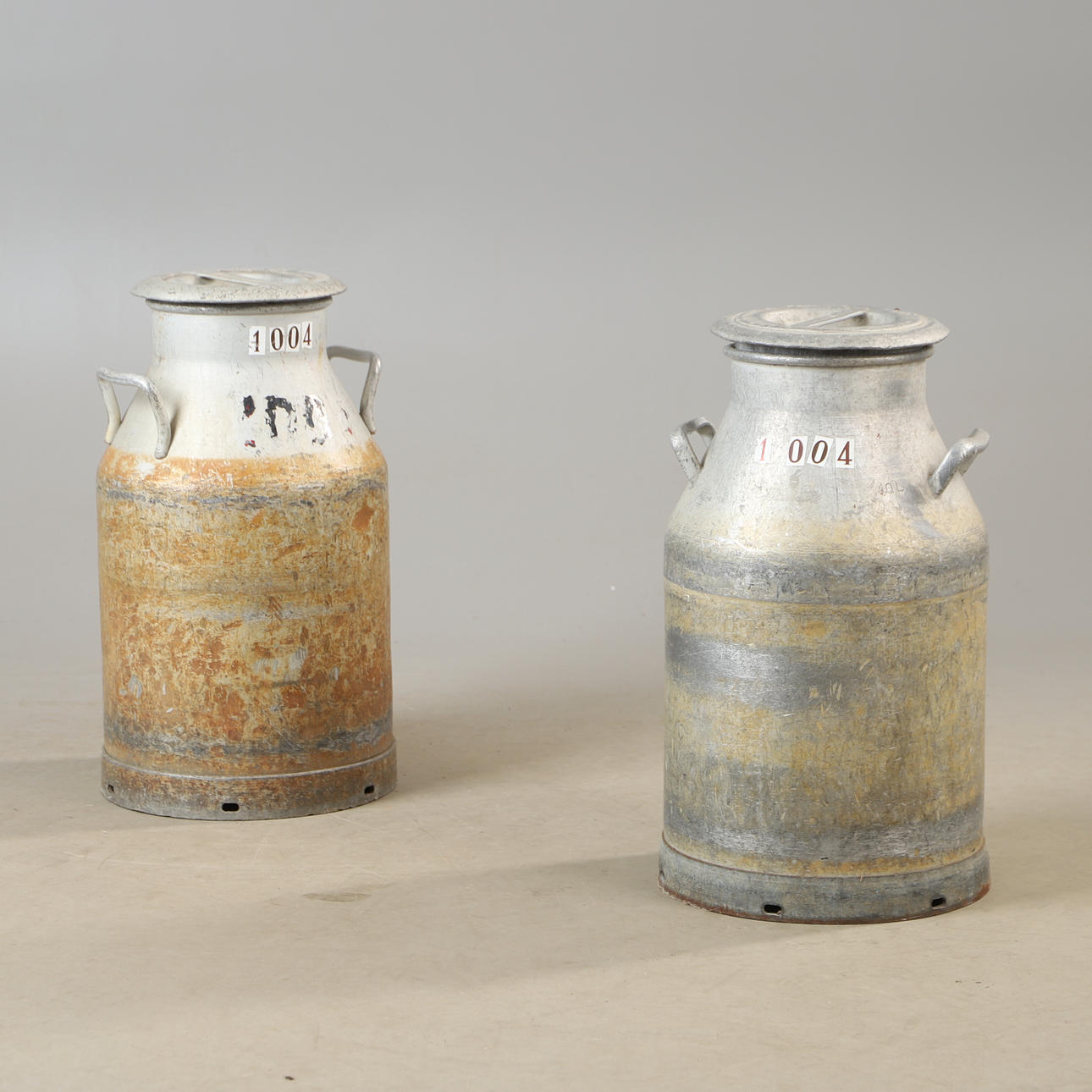 MJÖLKKANNOR, 2 stycken, 1900-tal.