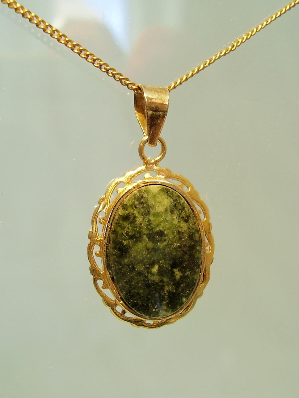 JADE HÄNGE PÅ KEDJA.