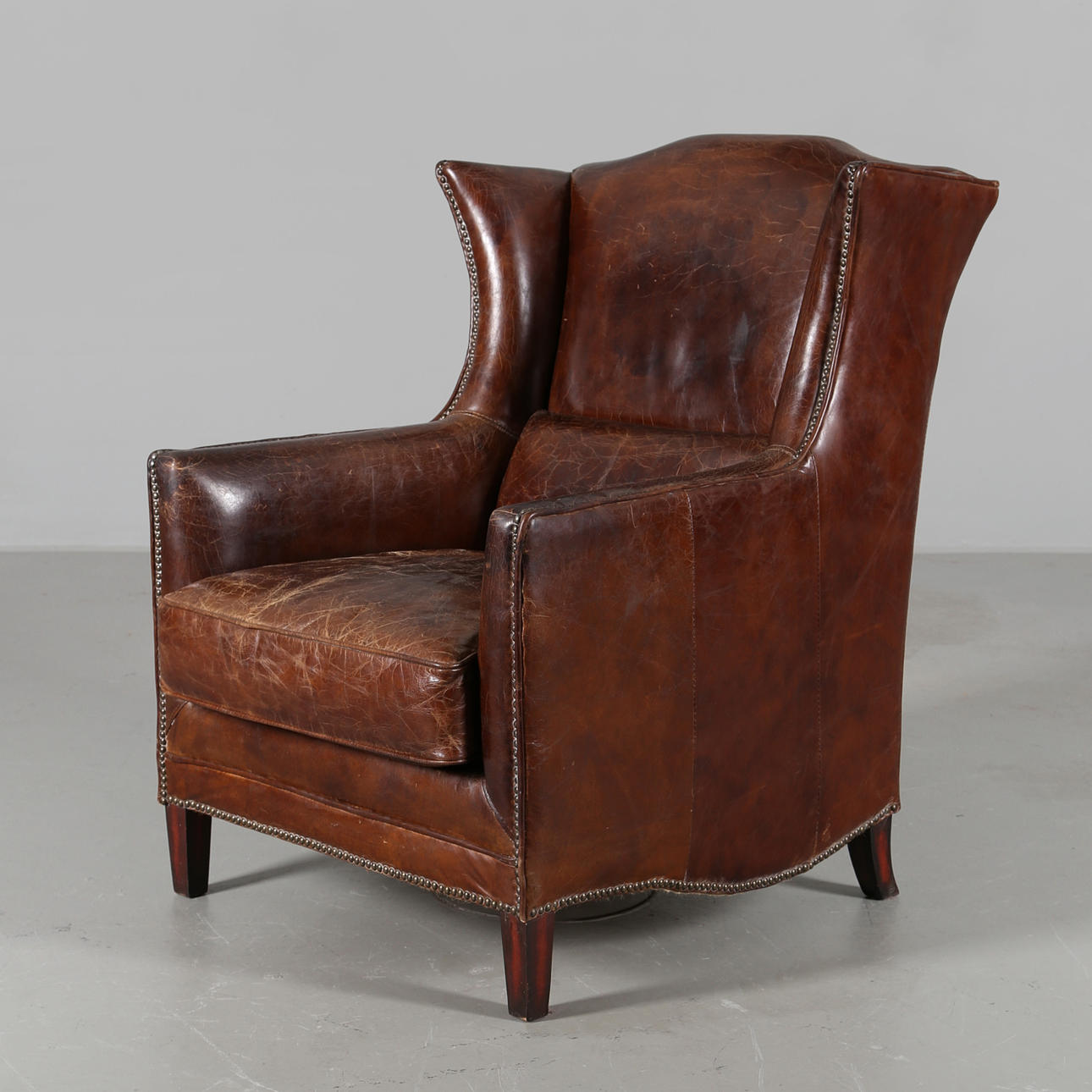 ÖRONLAPPSFÅTÖLJ, brunt läder, 1900-tal.