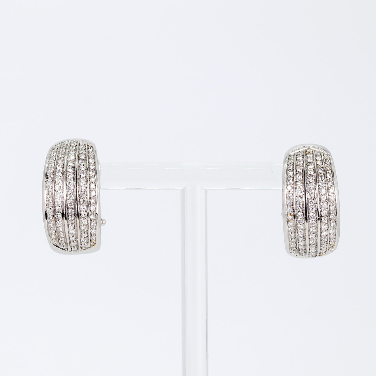 18CT VITGULD DIAMANT SET ÖRHÄNGEN.