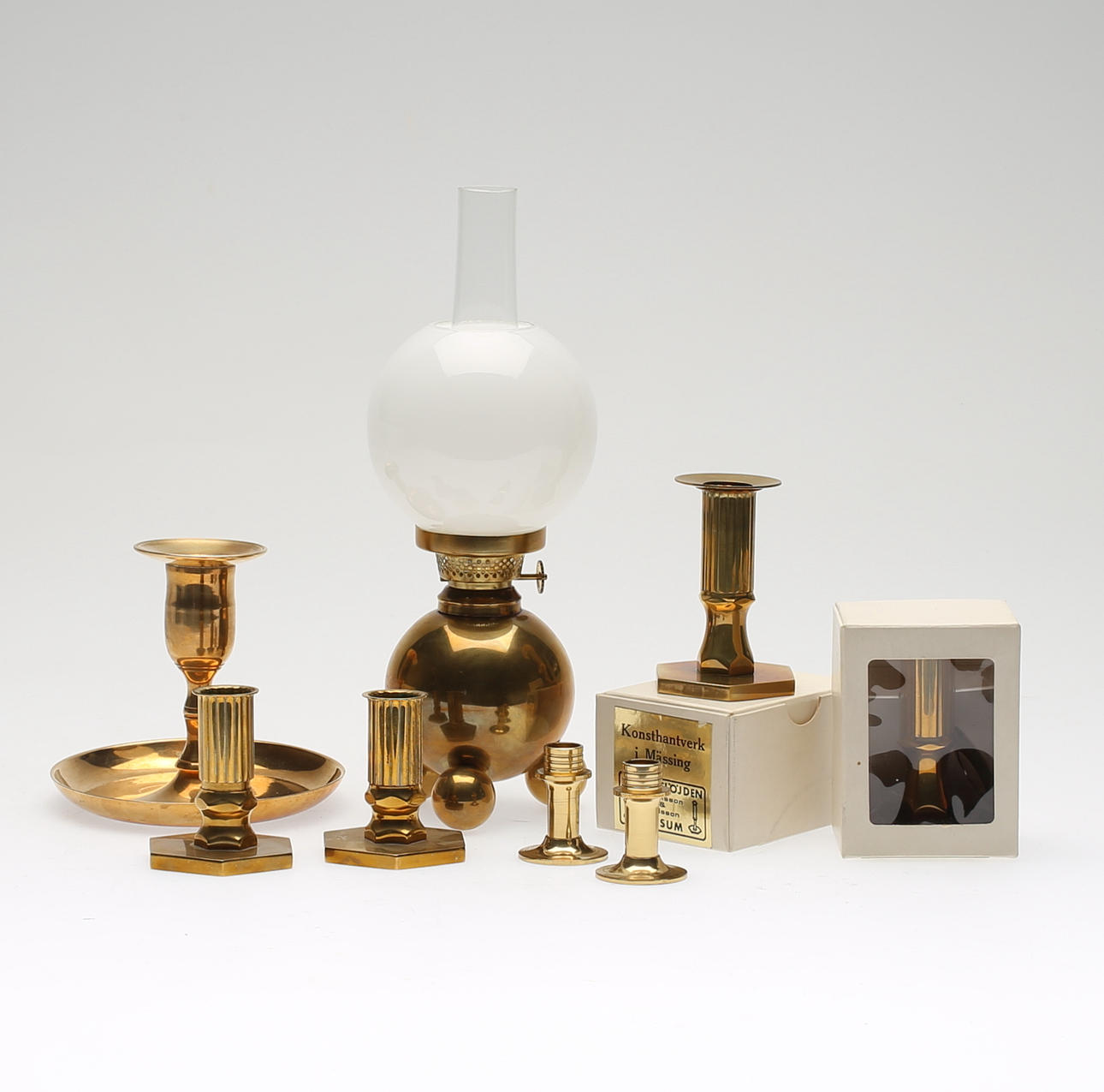 LJUSSTAKAR, 8 st (2+2+2+1+1), mässing, bl a Metallslöjden Gusum och Gusums Bruk, 1900-talets andra hälft.