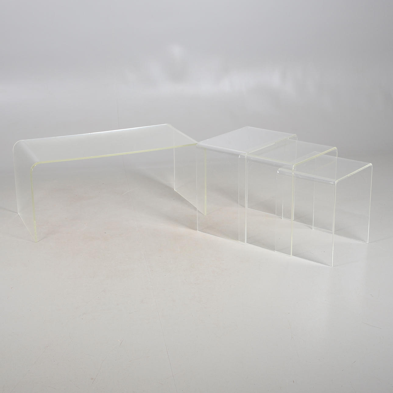 A SET OF FOUR PERSPEX TABLES. Furniture - Tables - Auctionet