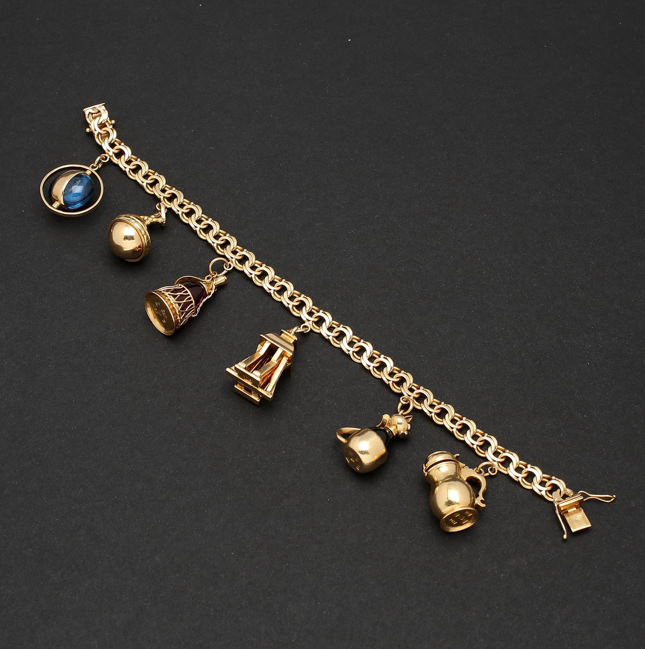 ARMBAND, bismarck med berlocker, 18K guld. Totalvikt ca 58,8 g.