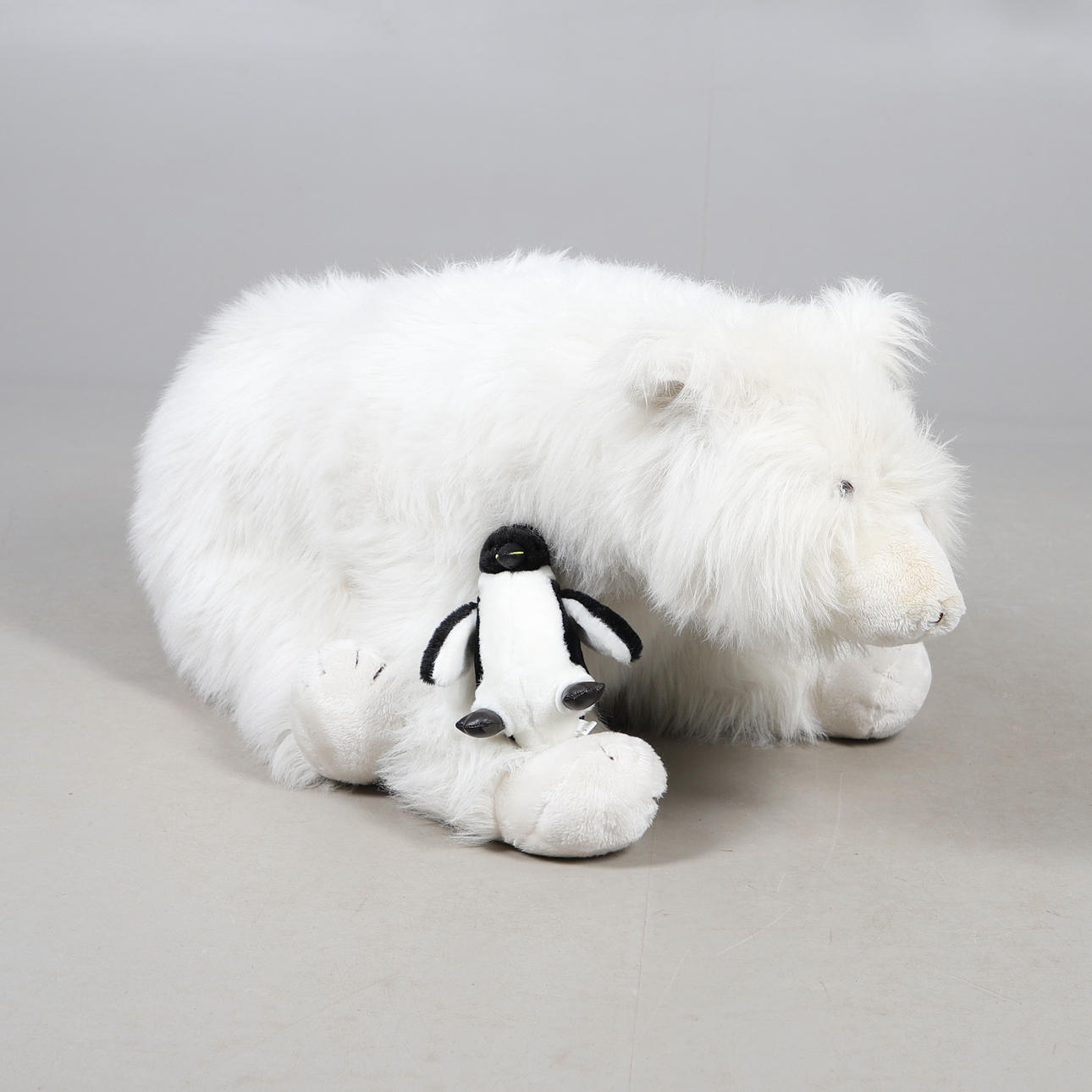 A LARGE ALRESFORD CRAFTS SOFT TOY POLAR BEAR. Toys - Toys - Auctionet
