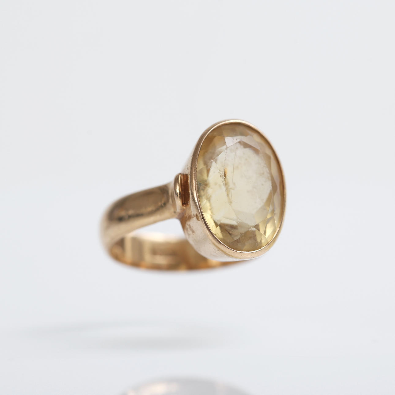 RING 18k gold with yellow stone, 8,34 grams.