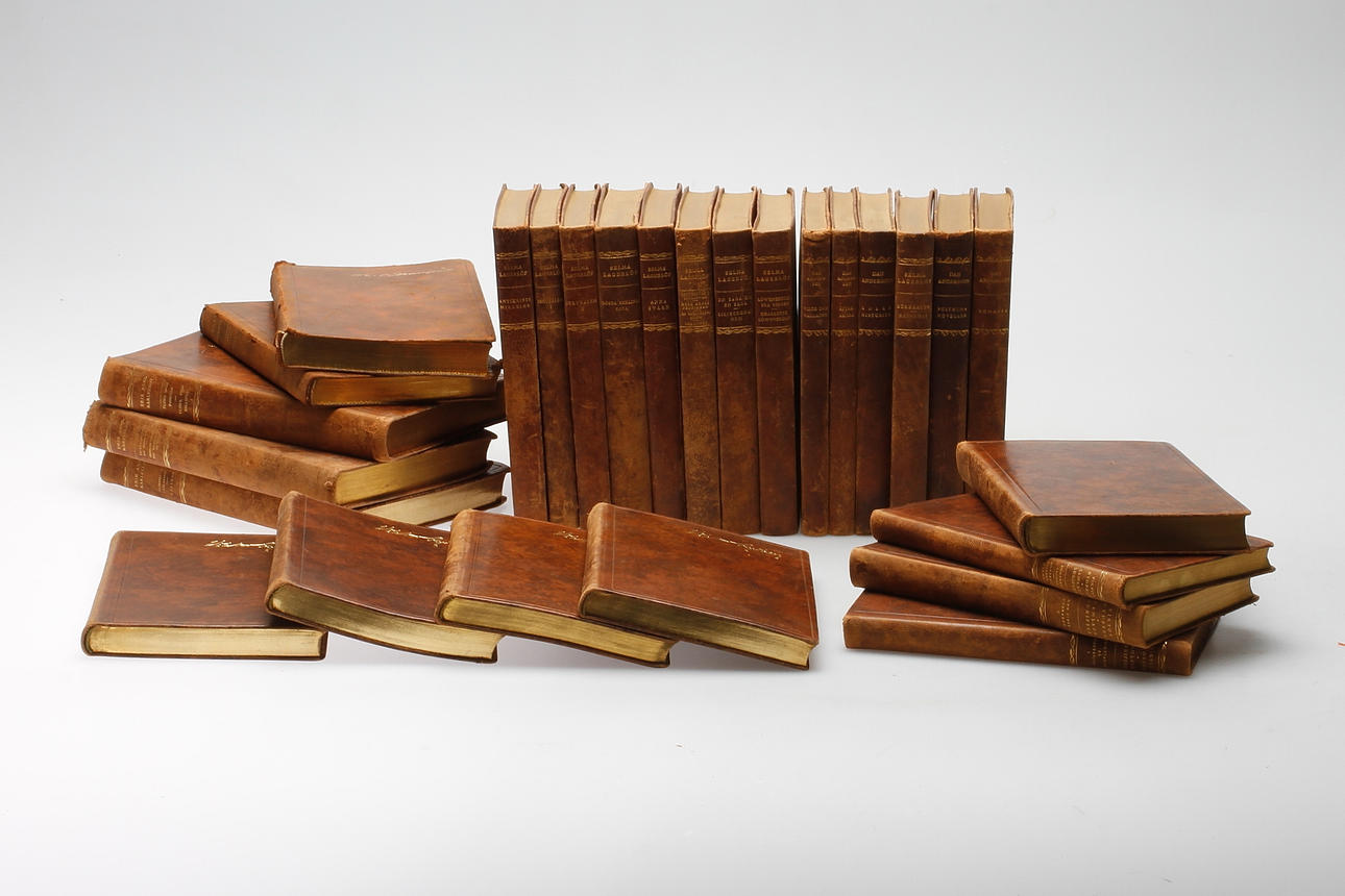 LITTERATUR, 27 delar. Helfranska band med guldsnitt. Bland annat Selma Lagerlöf och Dan Andersson. 1900-talets första hälft.