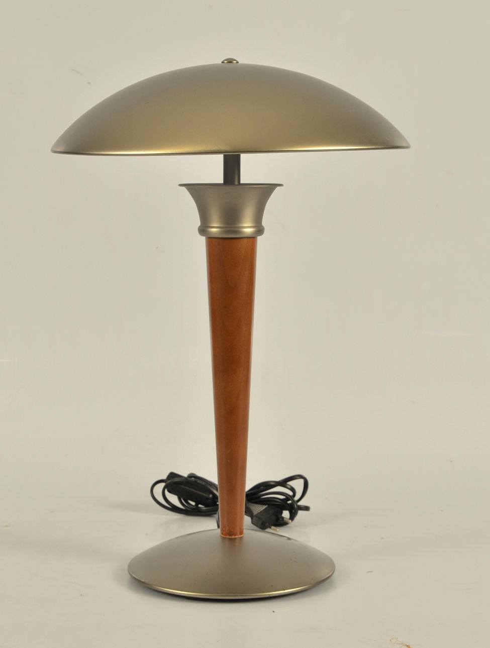 BORDSLAMPA, metall och trä.