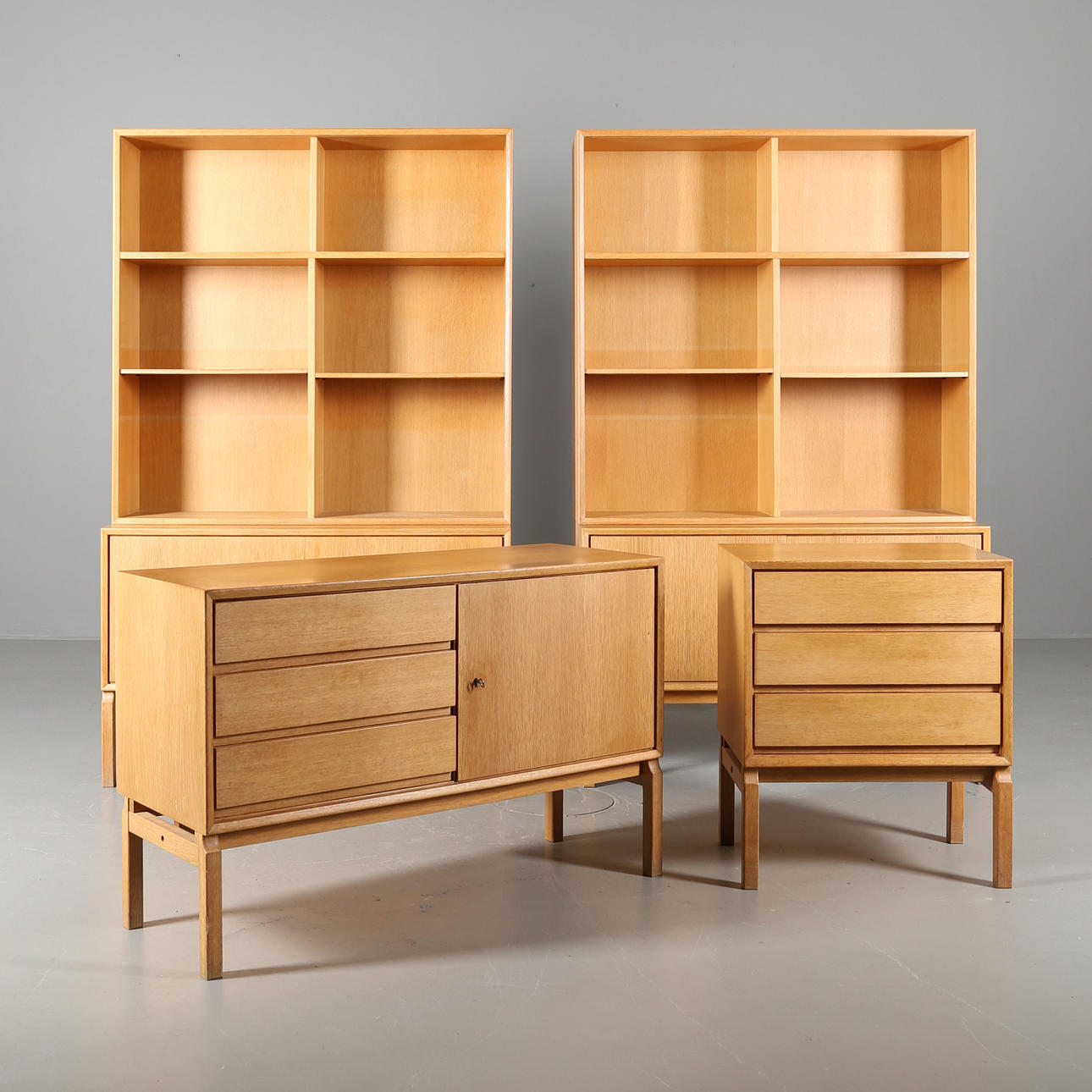 BOKHYLLOR, skåp och byrå, 4 delar, ek, 1900-talets andra hälft.