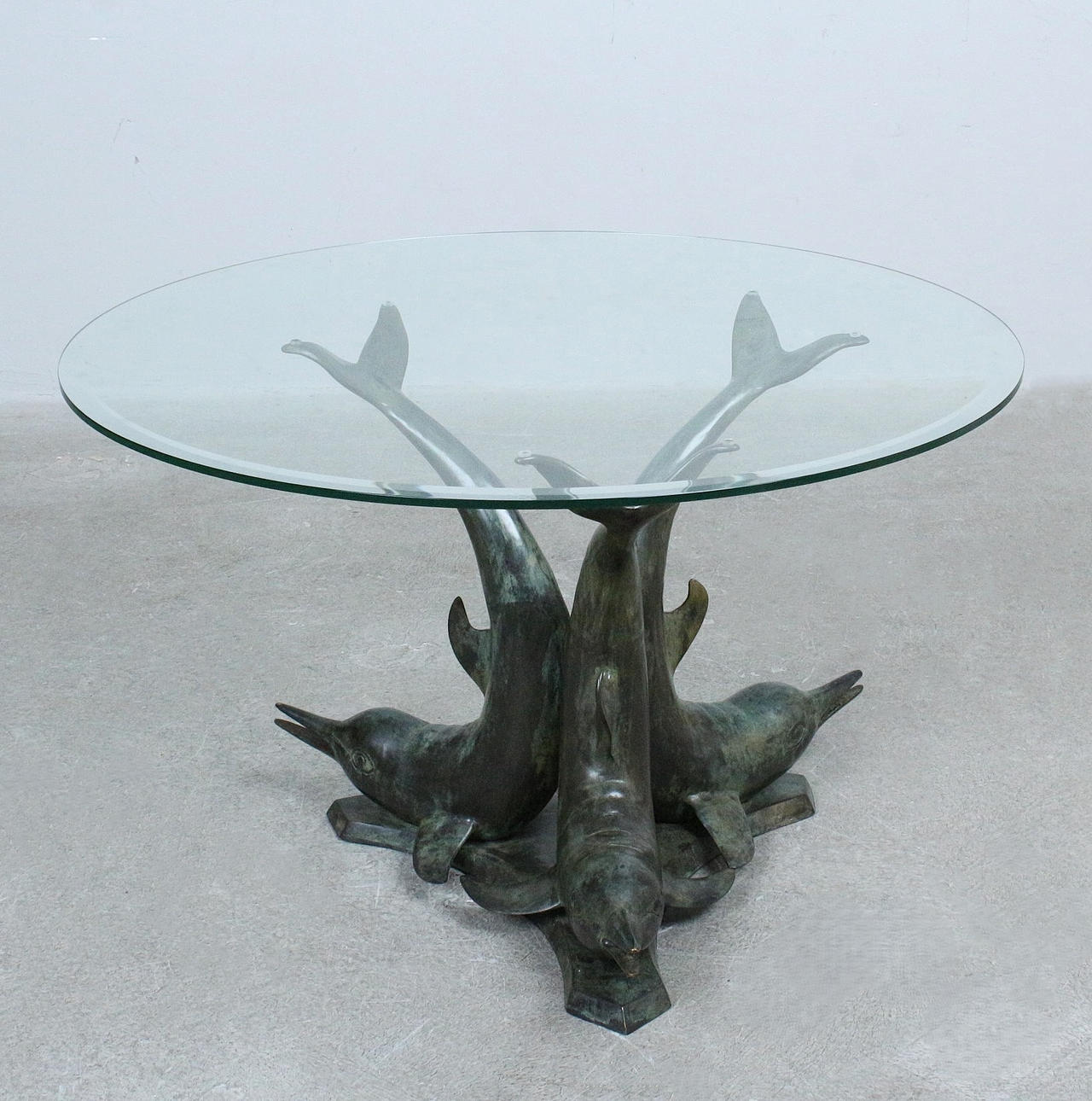Sculptural coffee table/Coffeetable 'Dolphins', brass, glass.
