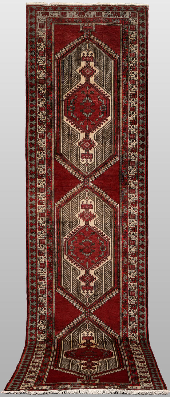 CARPET. Sarab gallery model, 422 x 109 cm.