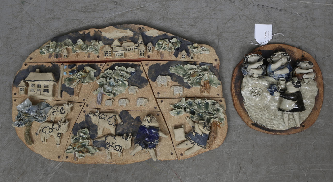 VÄGGRELIEFER, 2 st, keramik, Amie Stålkrantz, Gamla Linköping, signerade.