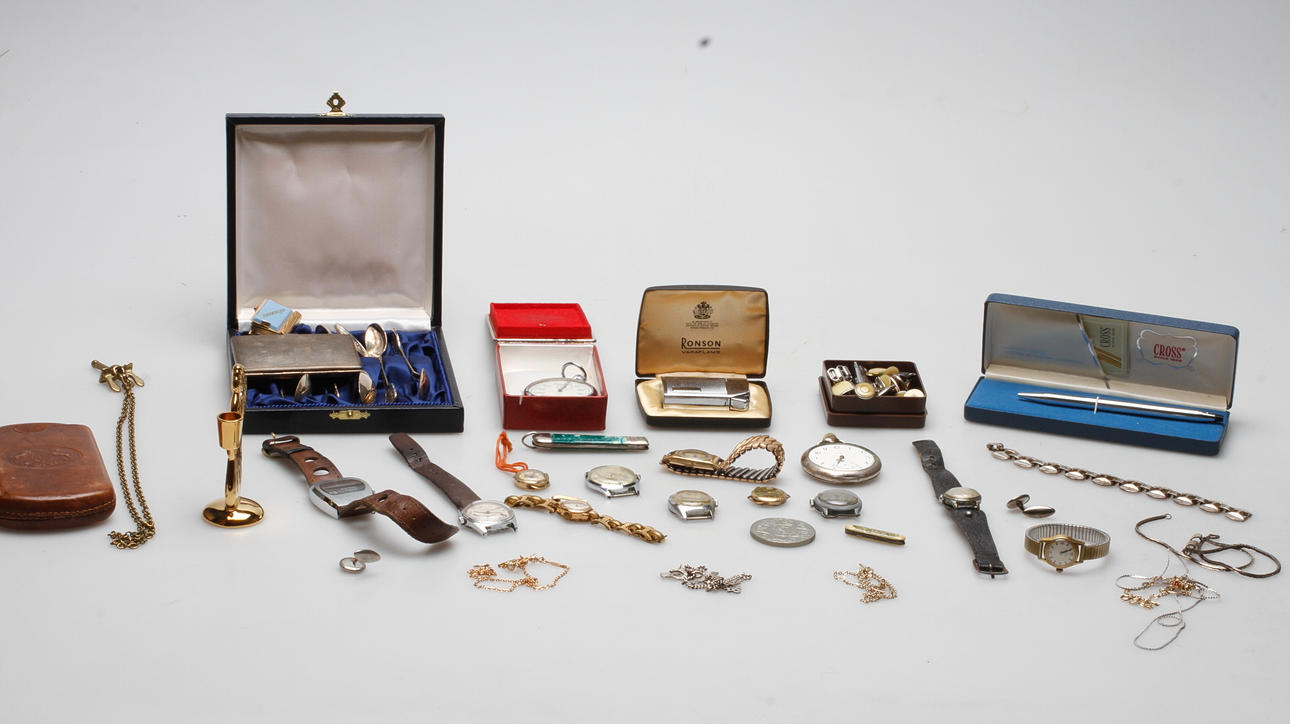 DIVERSE, bijouterier, klockor, silver, med mera.