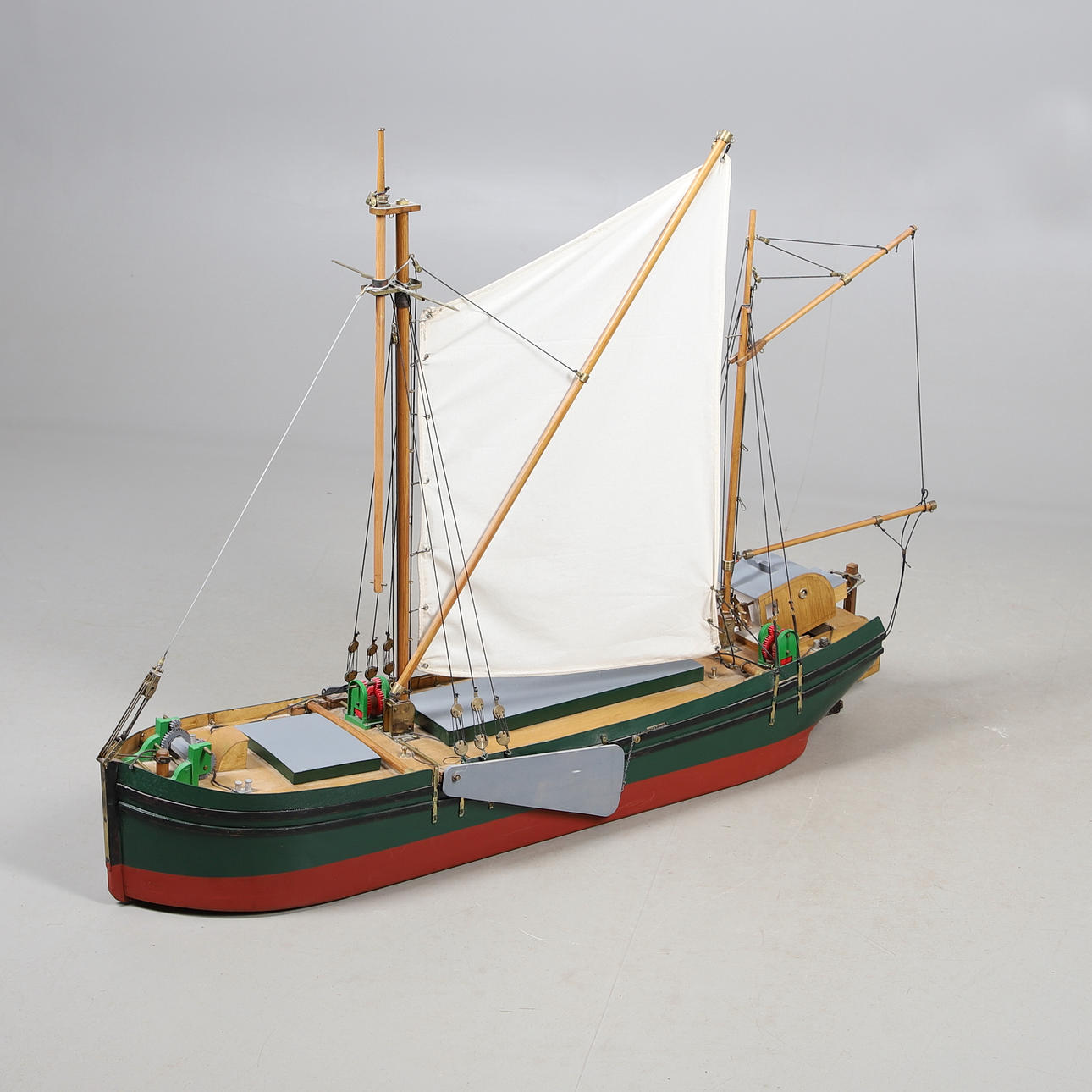 STOR ”THAMES BARGE” FJÄRRSTYRD BÅT. Leksaker - Övriga leksaker - Auctionet