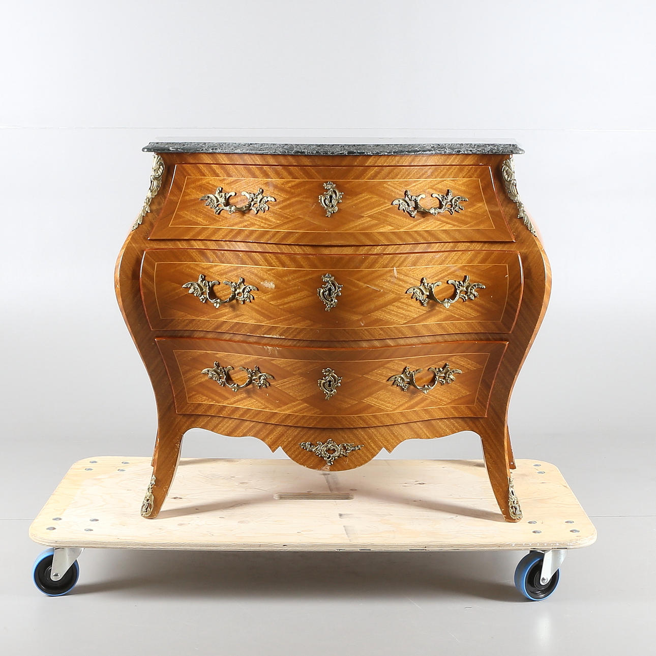 BYRÅ, rokokostil, med marmorskiva, 1900-tal.