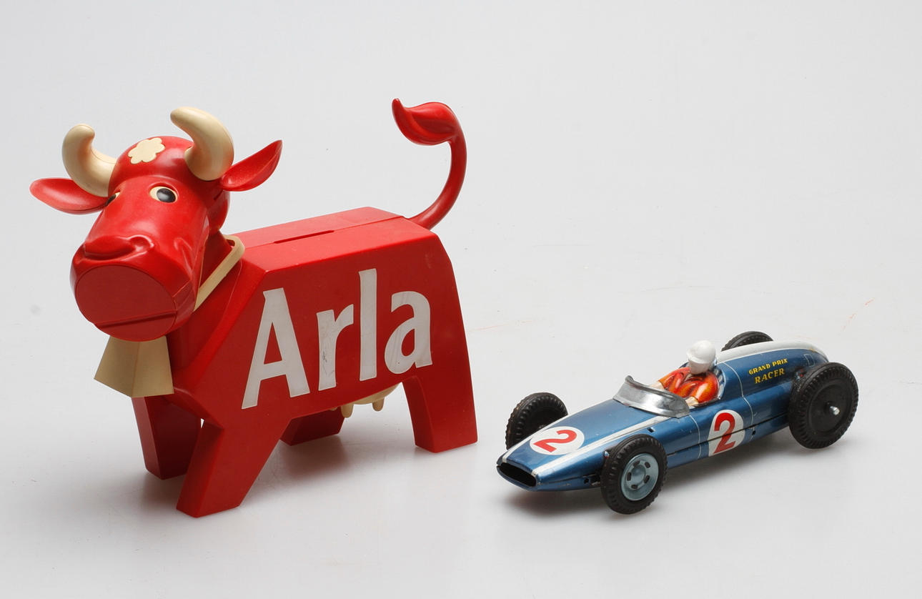 SPARBÖSSA. plast, "Arla" samt LEKSAKSBIL, Grand Prix racer, Tomiyama, Japan.
