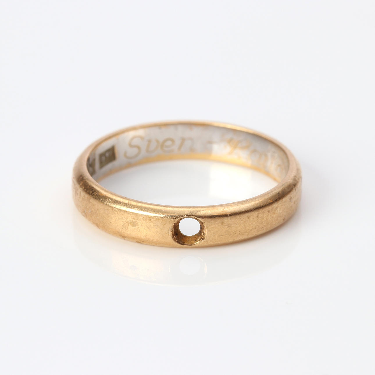 SLÄT GULDRING. 18k guld, vikt ca 3,8 gram. Smycken & Ädelstenar ...