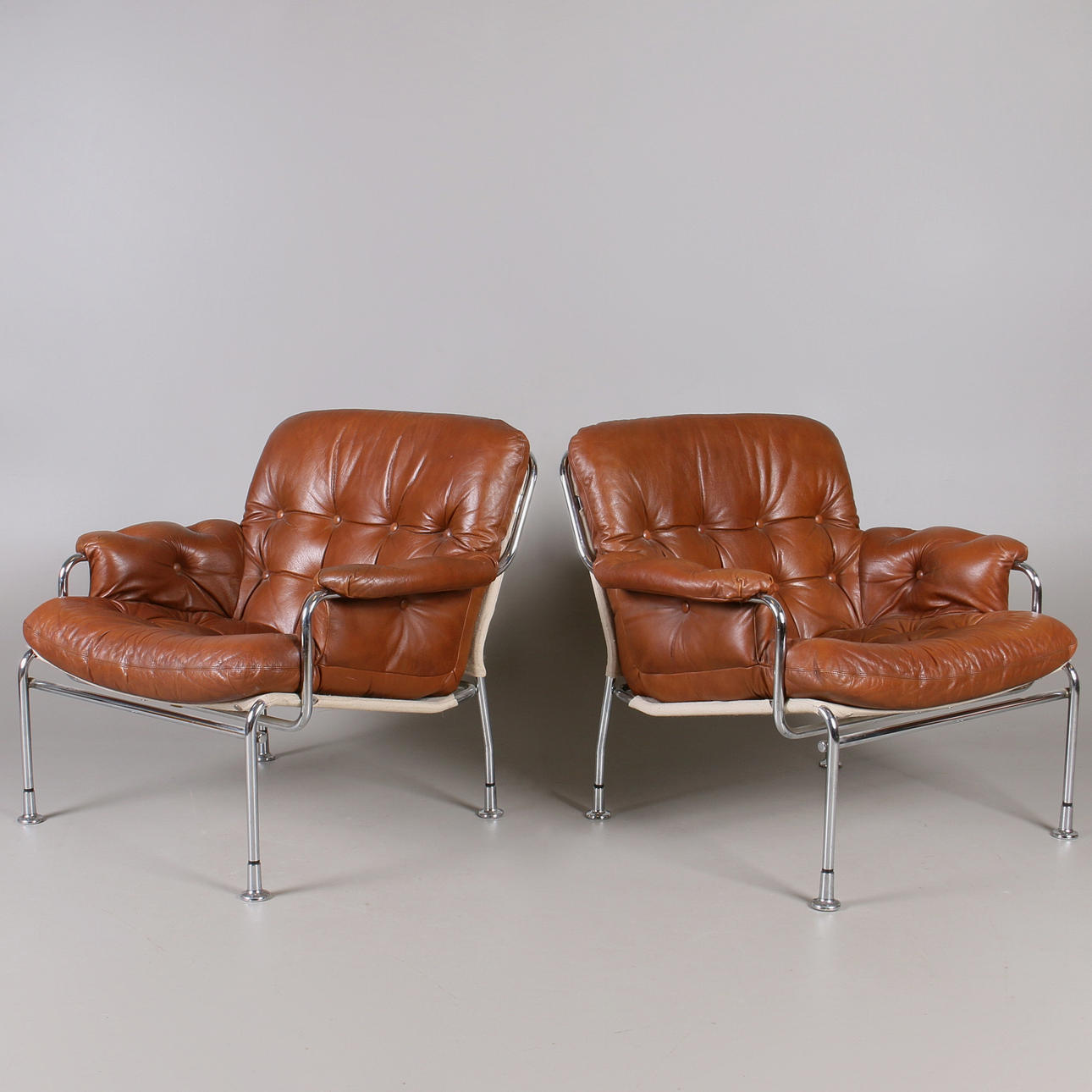 FÅTÖLJER, metall och skinn, 1900-talets andra hälft.