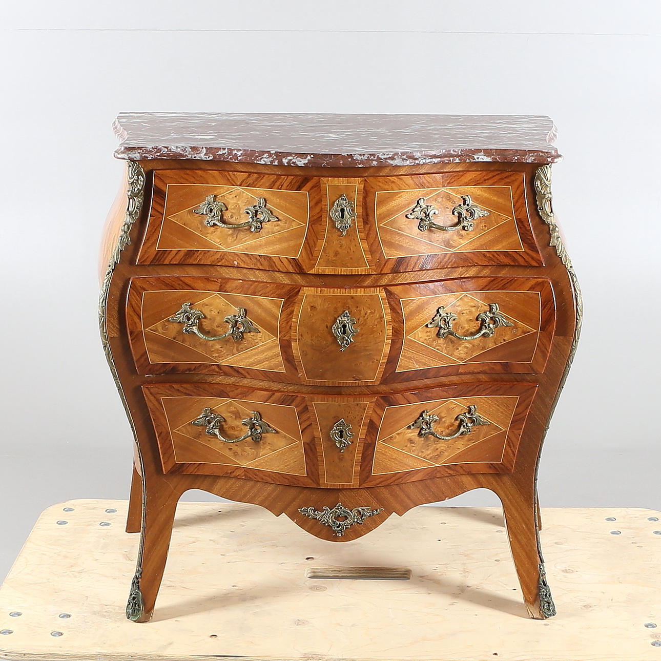 BYRÅ, rokokostil, A.B. Rococo-Möbler, Fredriksdal med marmorskiva, 1900-tal.