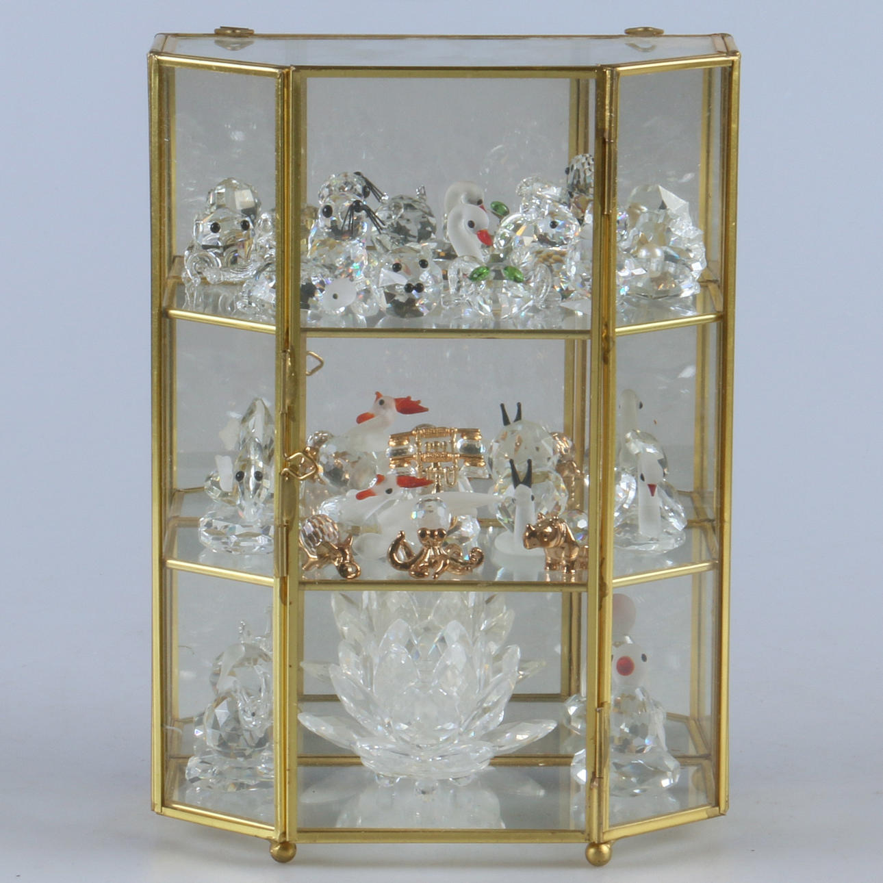 SKÅP, med figuriner, 21 delar, Swarowski, 1900-tal.