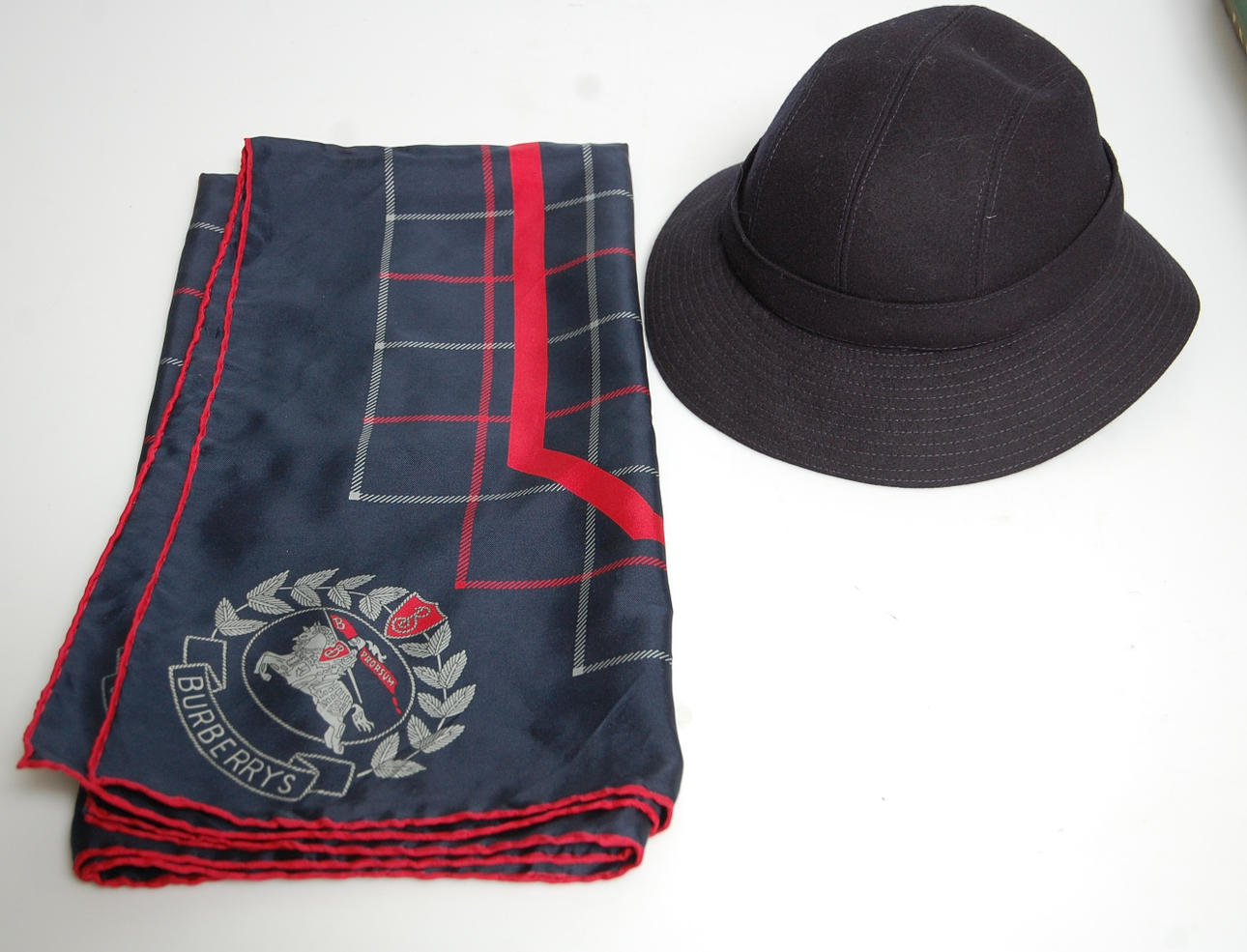 SCARFS, siden Burberry, HATT Burberry.