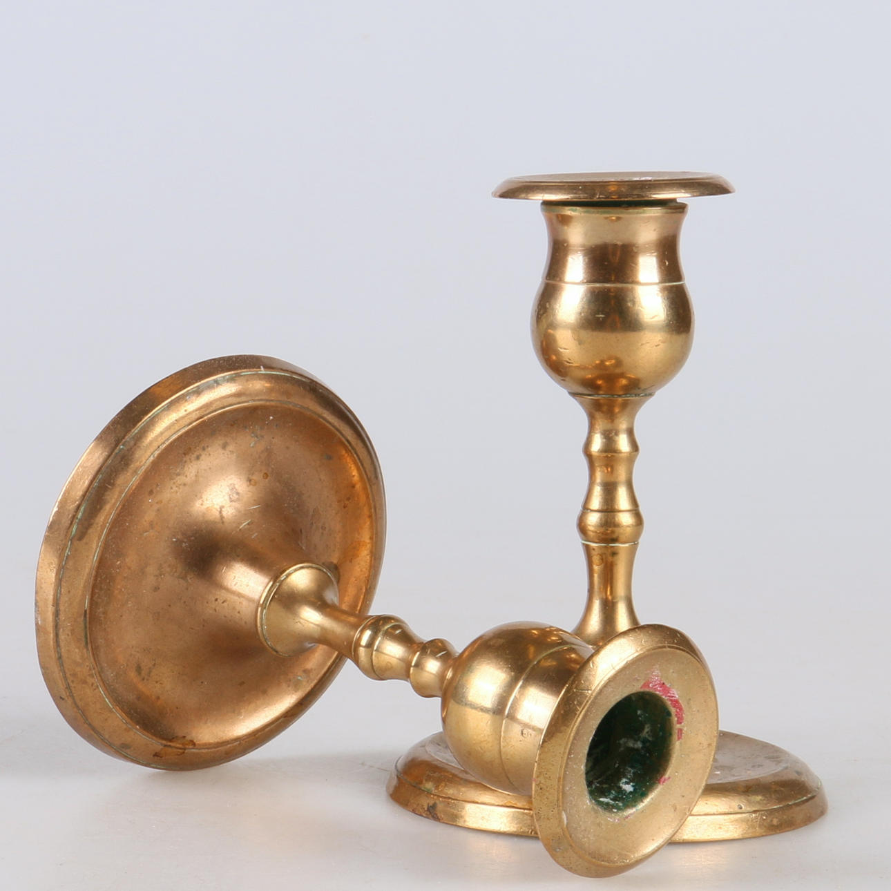 LJUSSTAKAR, ett par, mässing, No 49, Skultuna bruk, 1900-tal.