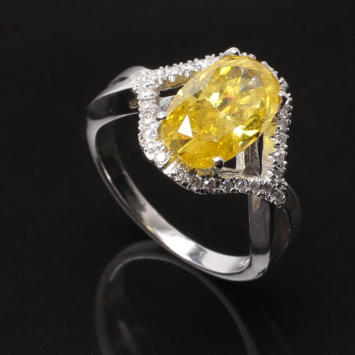 RING i 14 vitguld med 31 diamanter, totalt 3,80 ct.