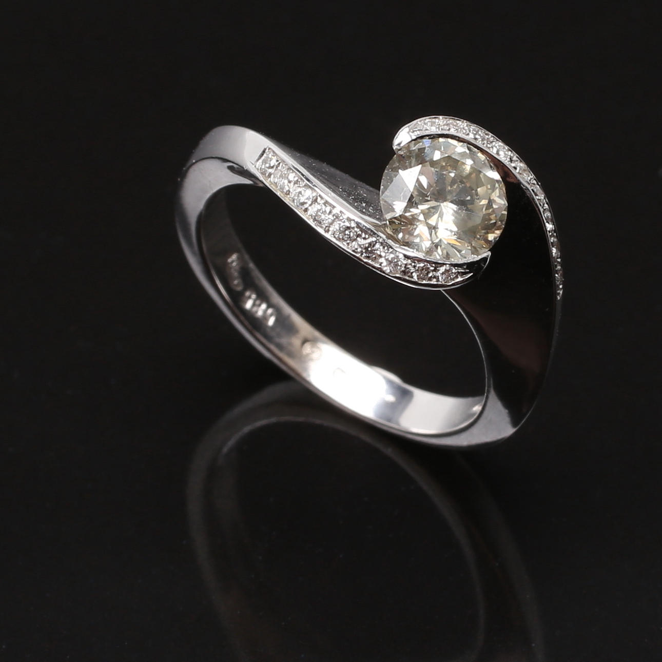 RING 14 vitguld med 19 diamanter, totalt 1,08 ct.