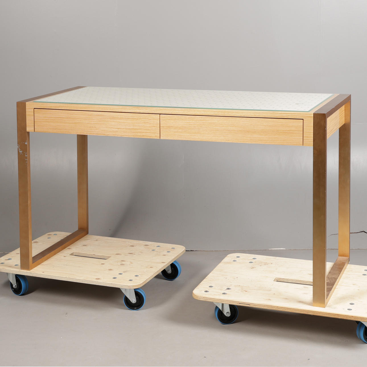 ETT MODERNT UTSTÄLLNINGSBORD.