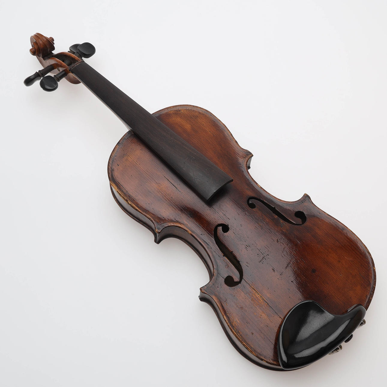 A 17th/19th century violin. Collectables - Musical instruments - Auctionet