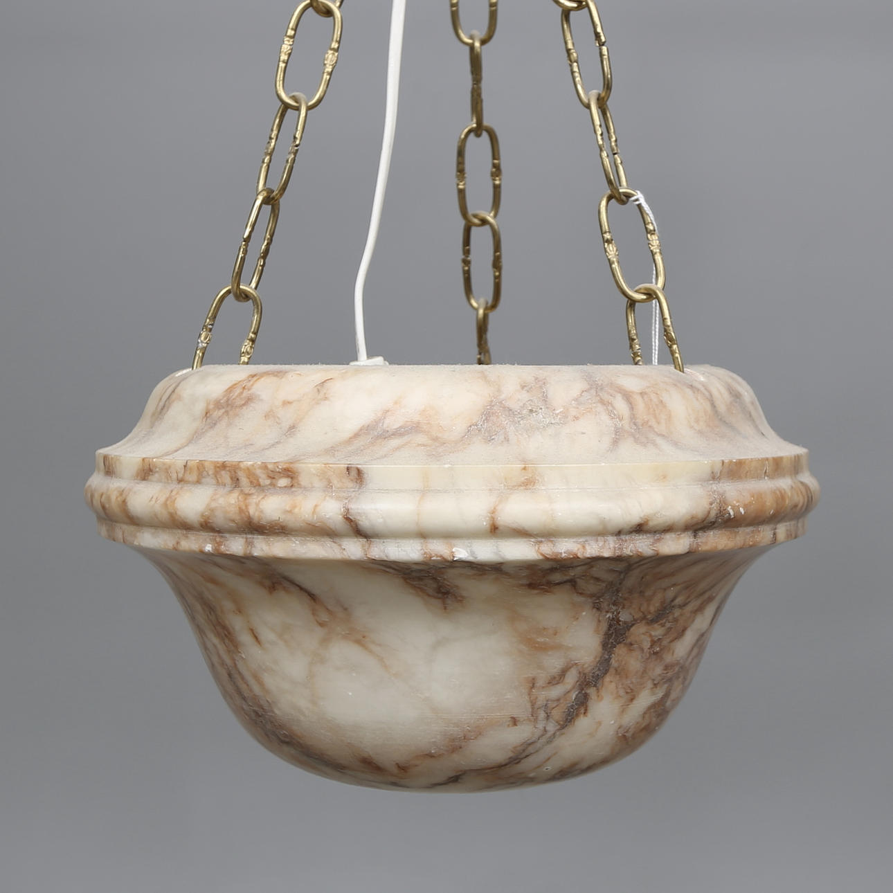 TAKAMPEL, alabaster, 1900-talets första hälft. Höjd ca. 16 cm.