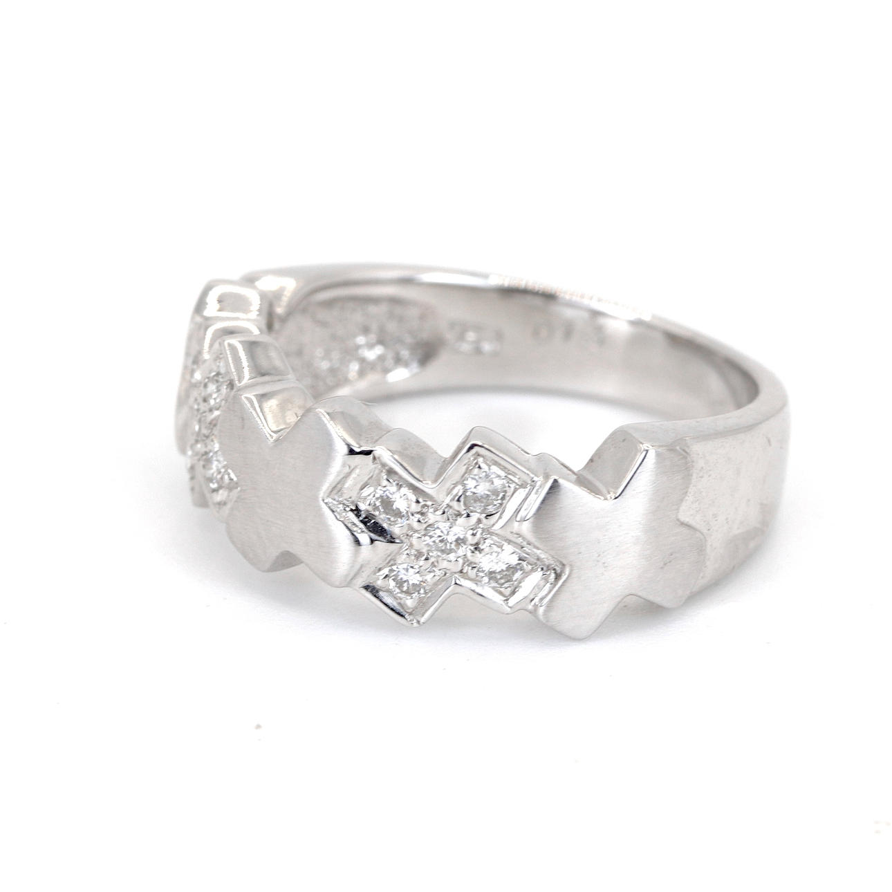 18K WHITE GOLD DIAMOND SET RING.