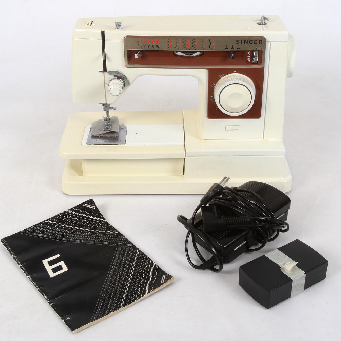 SEWING MACHINE, model 6106, Singer.