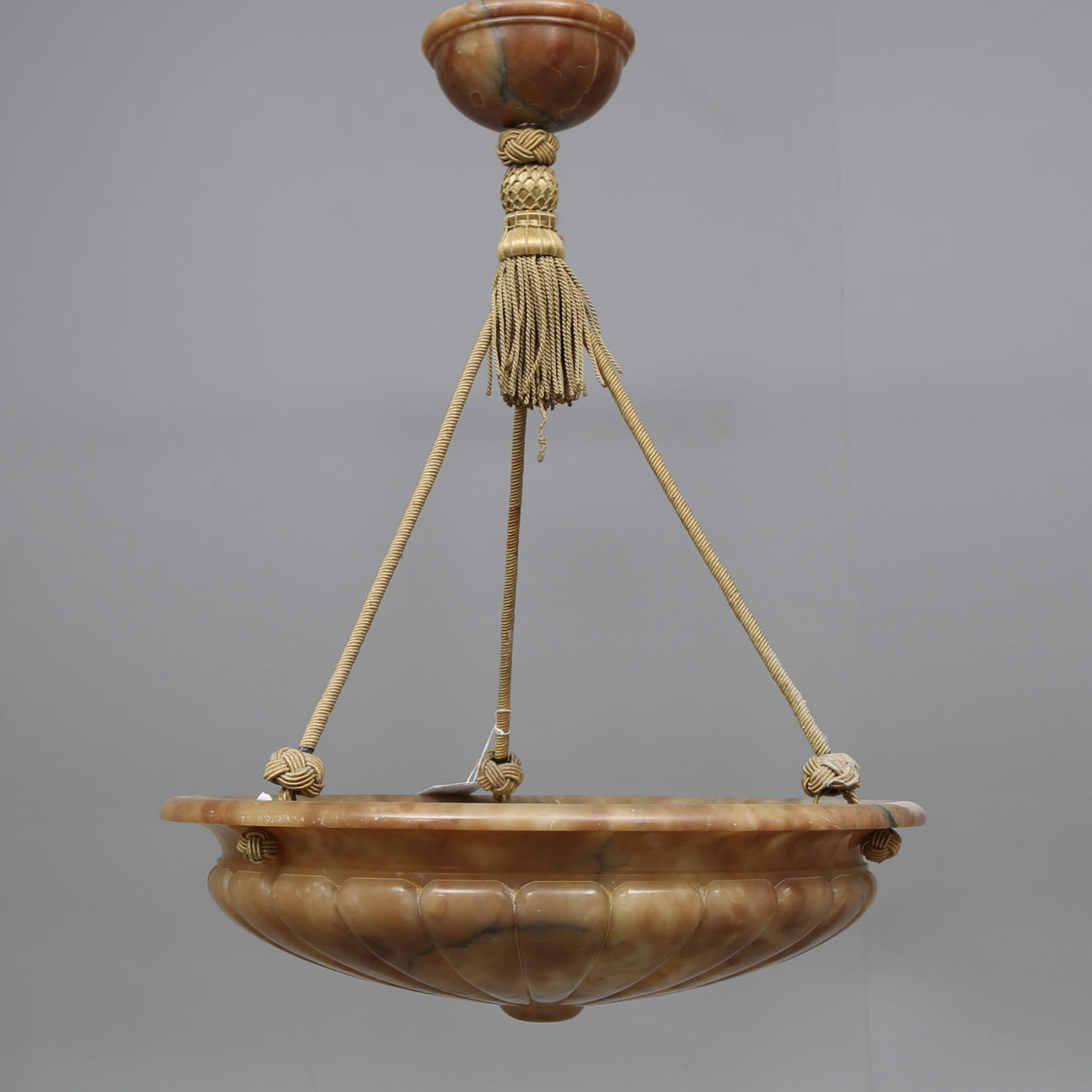 TAKAMPEL, alabaster, 1900-talets första hälft. Höjd ca. 14.5 cm.