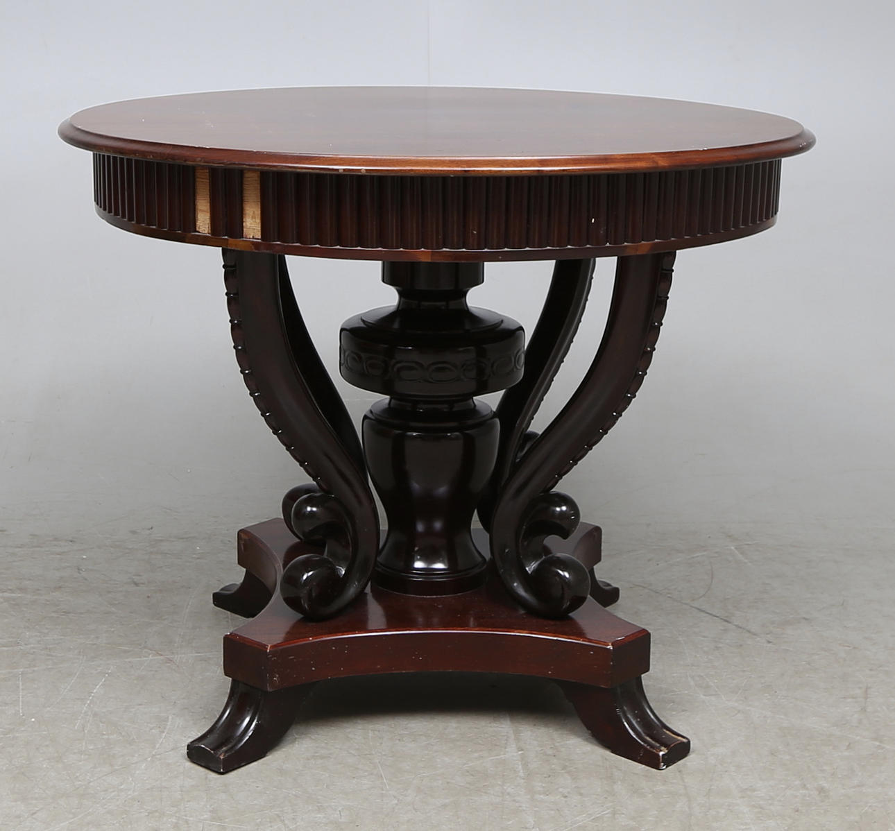 SALONGSBORD, 1900-talets första hälft.